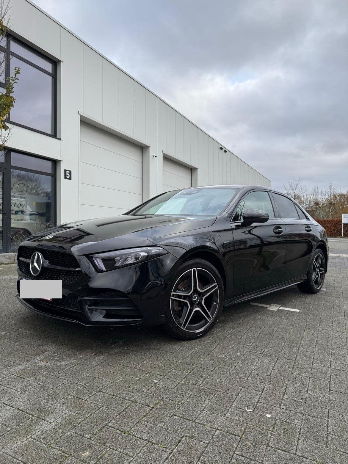 Mercedes-Benz A250e AMG Line, 4 deurs, 2175 kg, Parkeersensor, Zwart