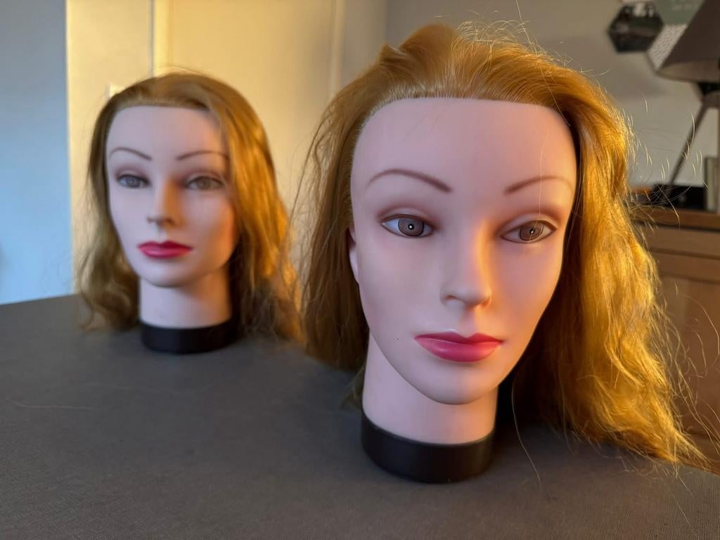 kappershoofd met lang blond haar en houder voor aan tafel, Ophalen, Zo goed als nieuw