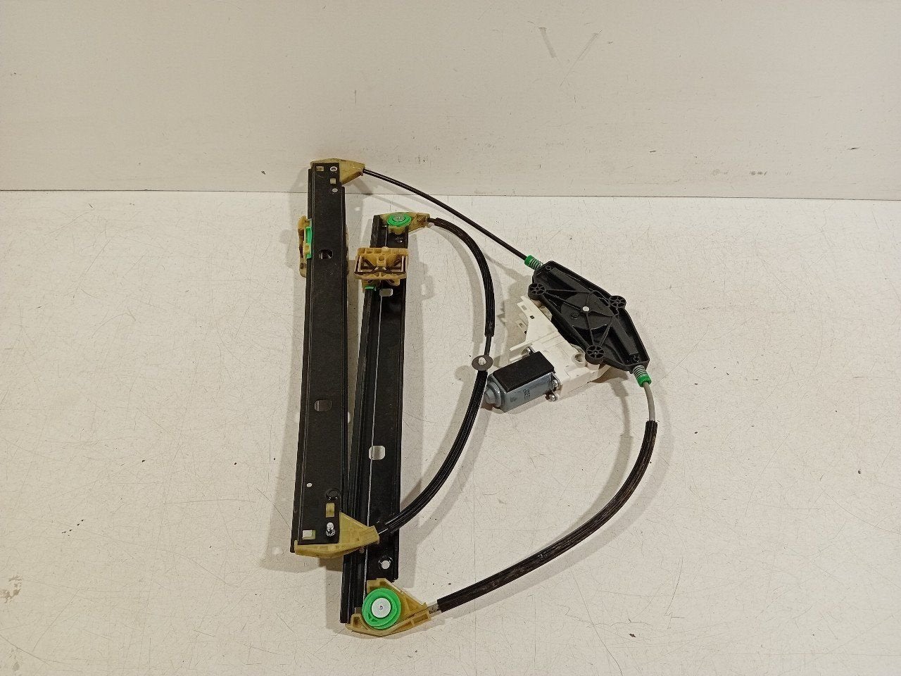 Raammechaniek elektrisch links voor Audi A4, Onderdelen@venauto.nl, Van der Ven Autorecycling B.V., Ettenseweg 76, 4706 PB Roosendaal, The Netherlands