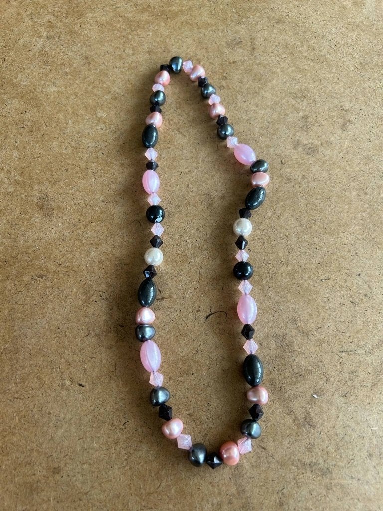 Collier avec perles roses, blanches et noires, Handtassen en Accessoires, Kettingen, Ophalen, Zo goed als nieuw, Roze