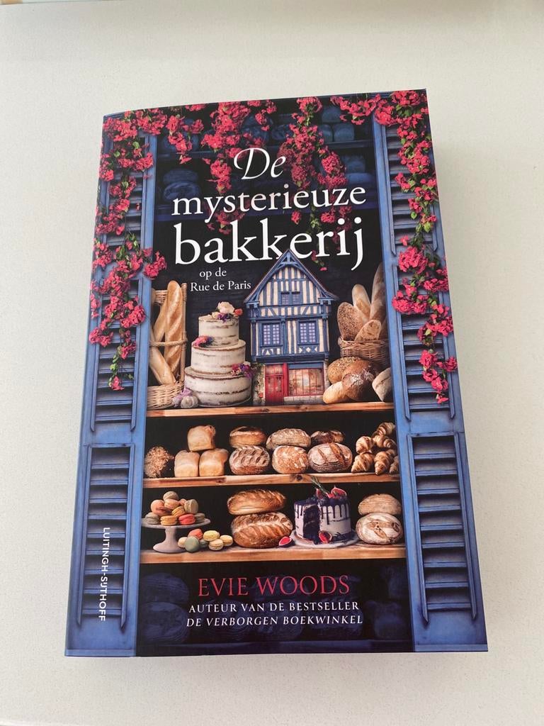 Evie Woods.   De mysterieuze bakkerij op de Rue de Paris, Boeken, Ophalen, Zo goed als nieuw