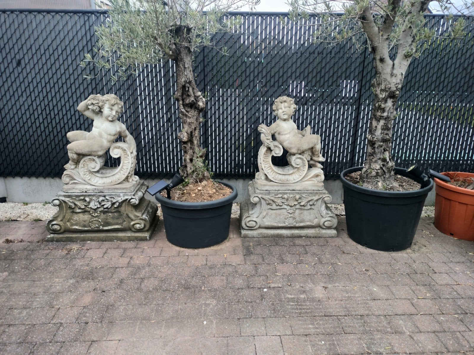 Tuinengelen op voet, Enlèvement, Pierre