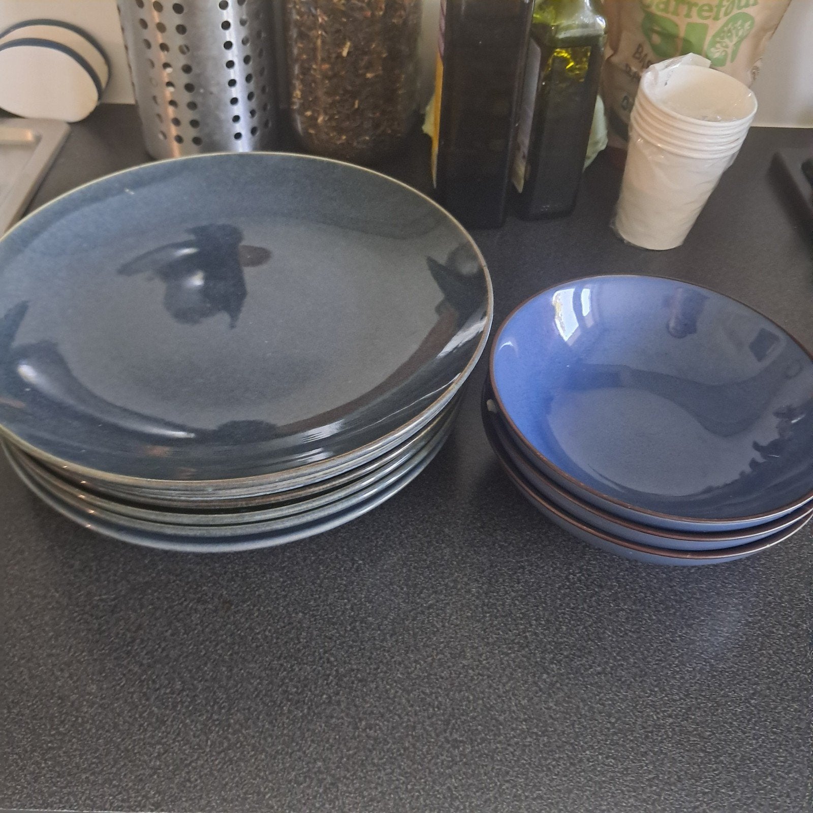 Lot de 8 assiettes bleu foncés + 3 bols en parfaite état.