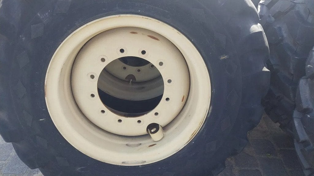 Goodyear 17.5-25 tires 2 pieces on rim