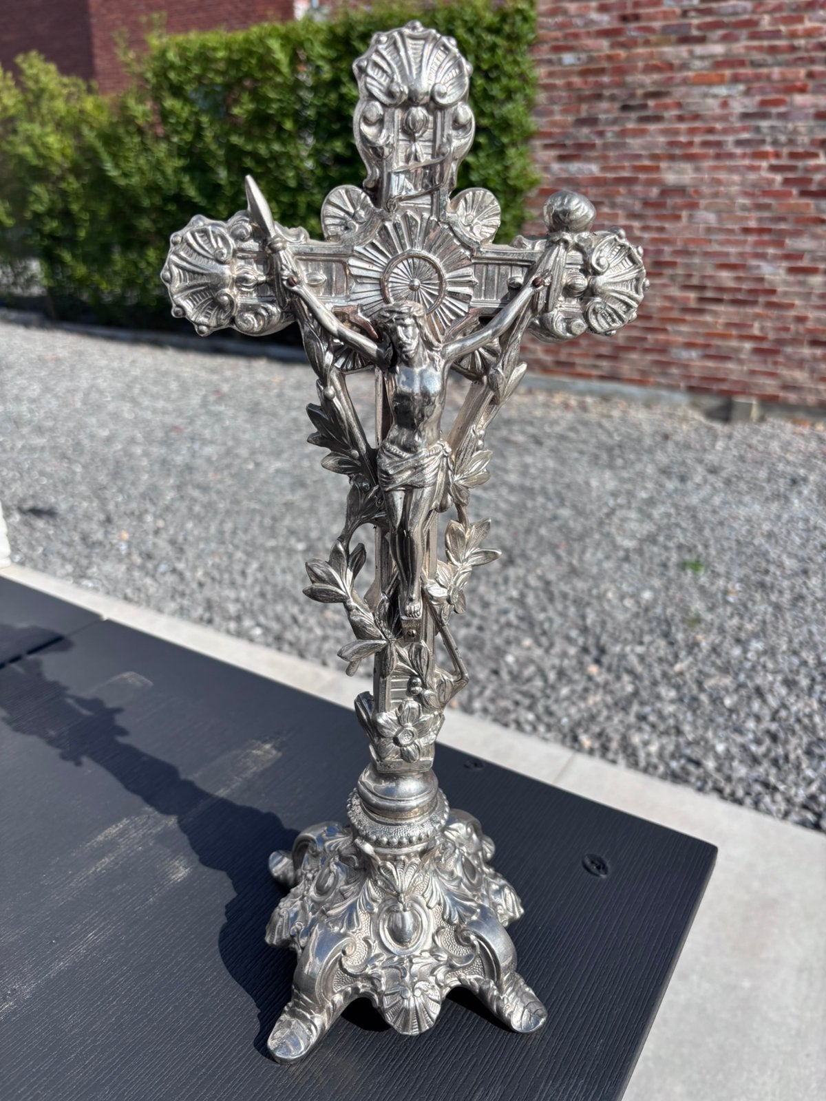 Antiek verzilverd kruisbeeld op sokkel — barok/rococostijl, Ophalen