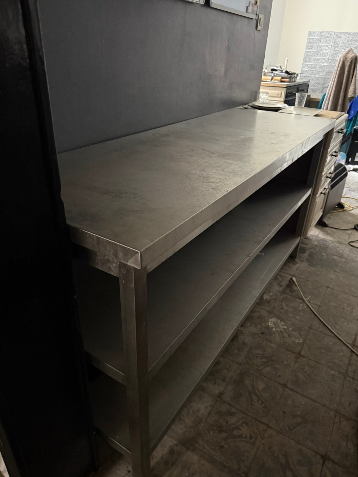 Table de travail hôtelière en inox avec deux vitrines, Enlèvement