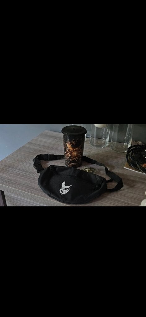 Lot Hunger Games sac banane pendentif et gobelet neuf, Bijoux, Sacs & Beauté, Accessoires Autre, Enlèvement ou Envoi, Neuf