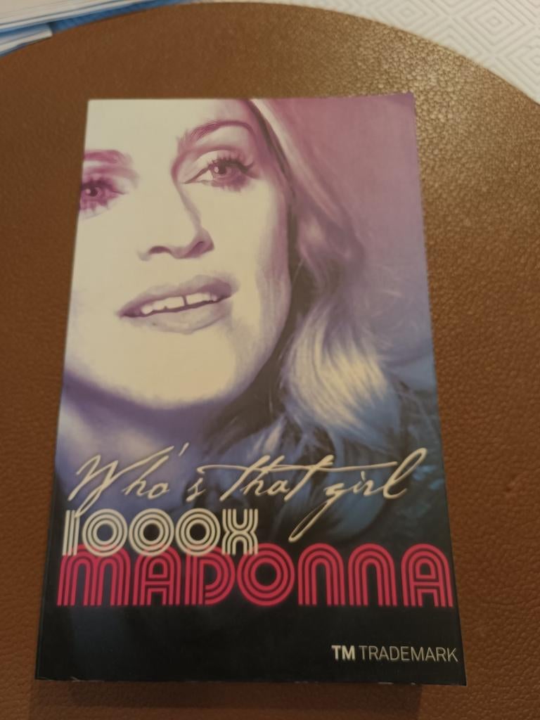 Who's That Girl - 1000x Madonna - boek, Ophalen of Verzenden, Zo goed als nieuw, Film, Tv en Media