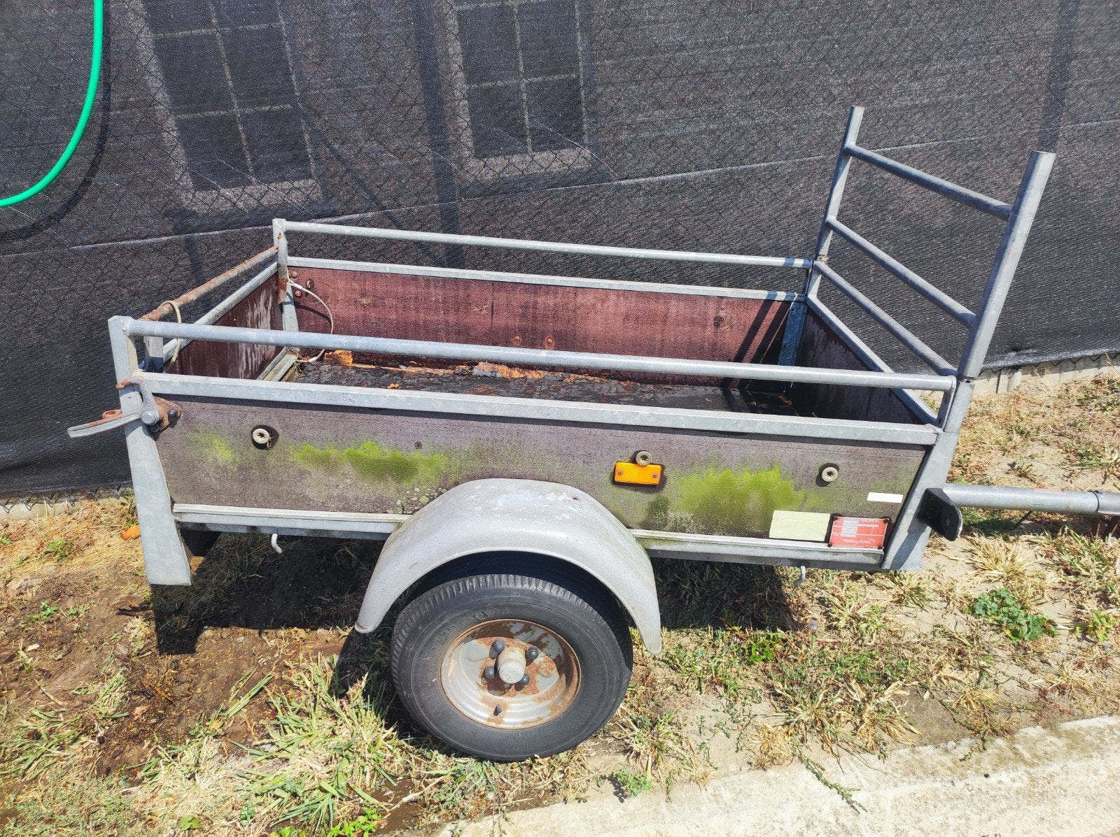 kleine aanhangwagen (Flamingo trailers 500 kg) met oplapwerk, Ophalen