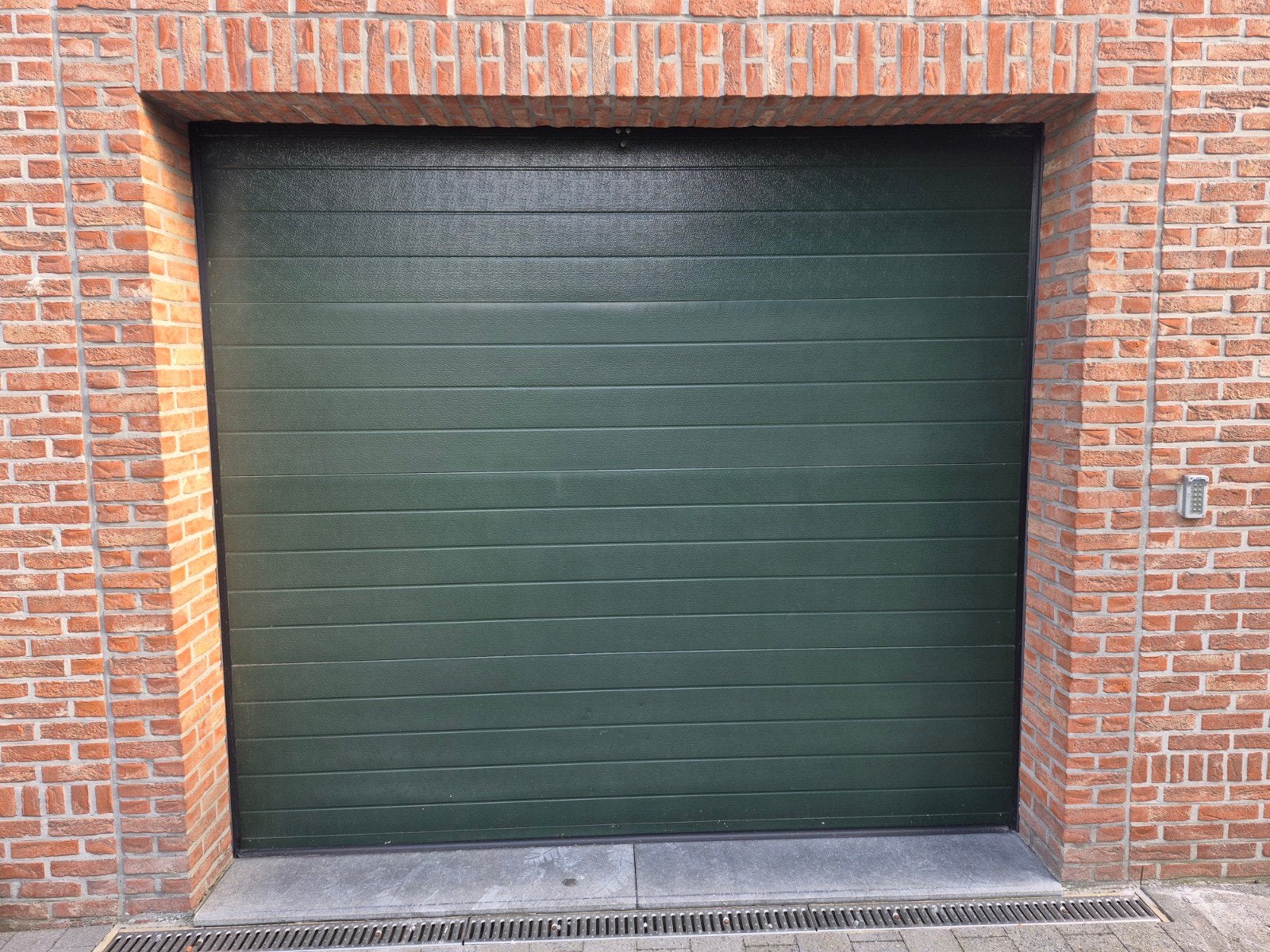 Elektrische Sectionaalpoort Dennengroen (RAL 6009) – 259 x 2, Ophalen