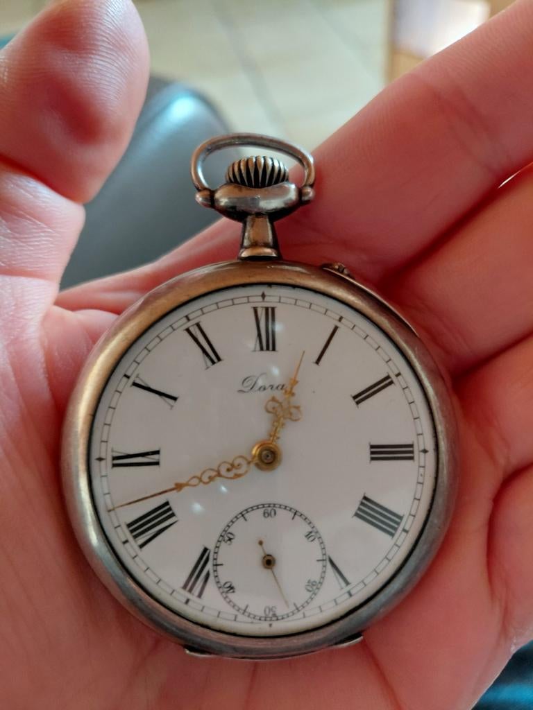 Antiek zakhorloge in werkende staat. Zilveren kast en in uit, Handtassen en Accessoires, Horloges | Antiek, Ophalen, Zakhorloge