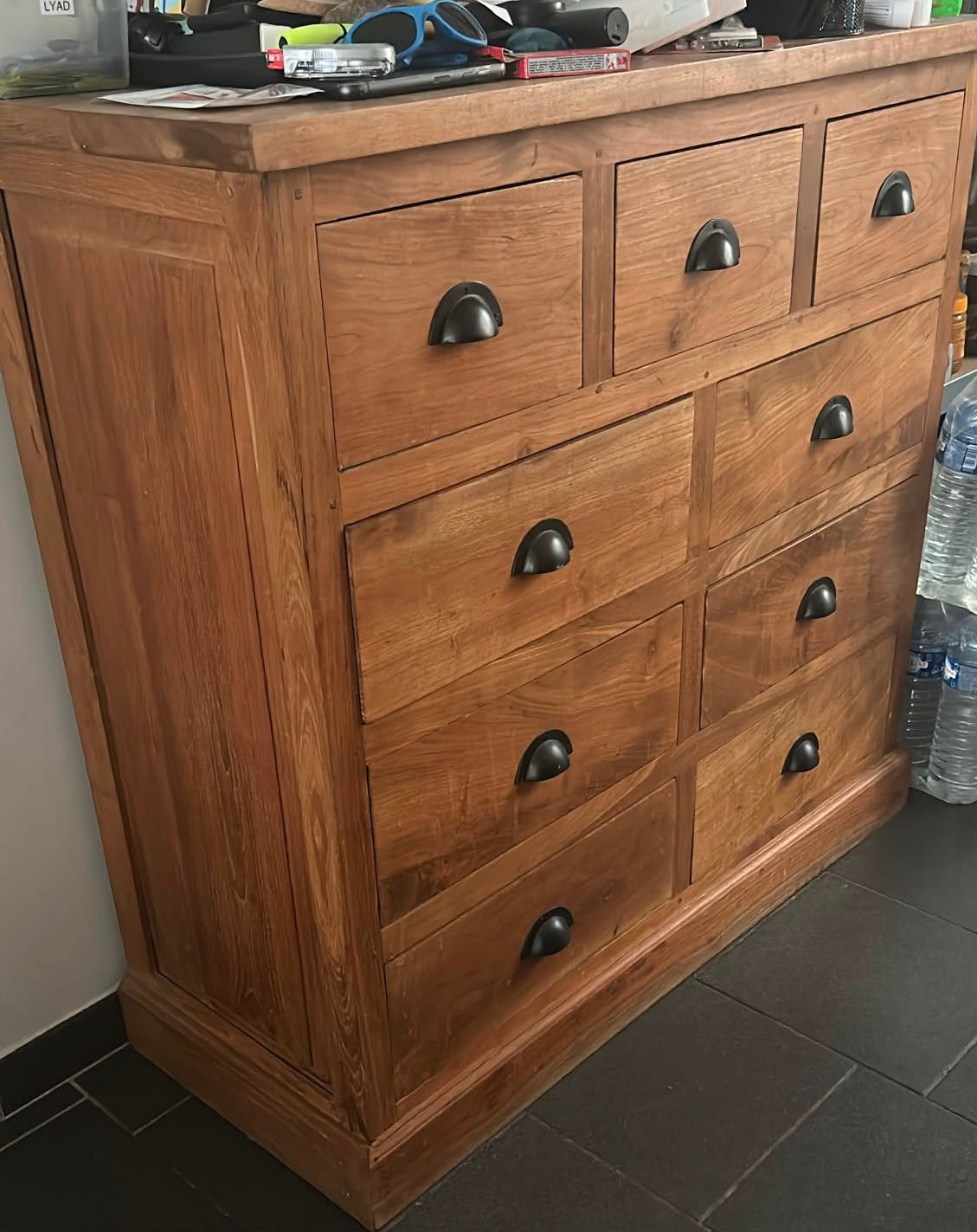 Commode de 9 tiroirs en bois massif, Maison & Meubles, Enlèvement ou Envoi, Comme neuf