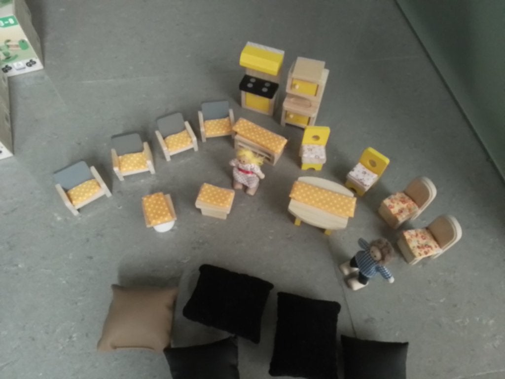 Poppenhuis meubels 4 stuks, Kinderen en Baby's, Ophalen, Nieuw, Poppenhuis