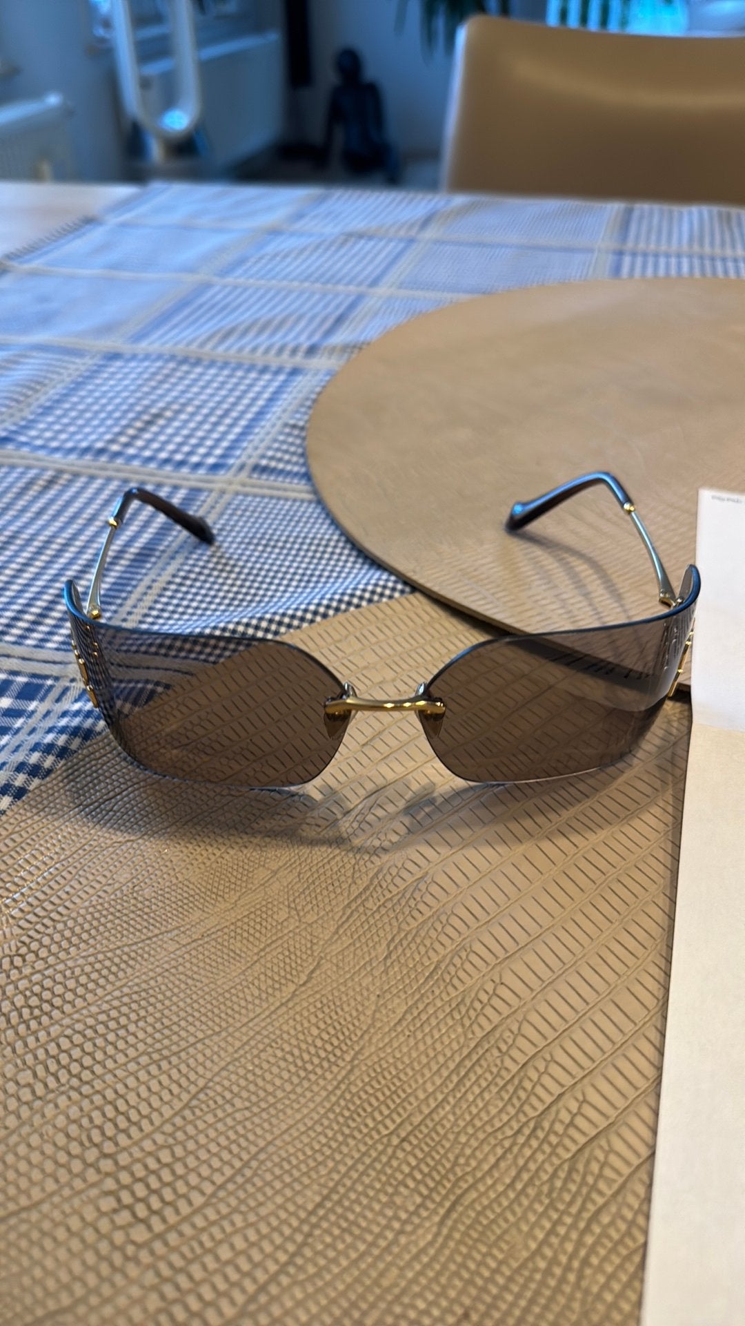 Lunettes de soleil Miu Miu, jamais portées, taille 80, Bijoux, Sacs & Beauté, Enlèvement ou Envoi, Comme neuf, Lunettes de soleil