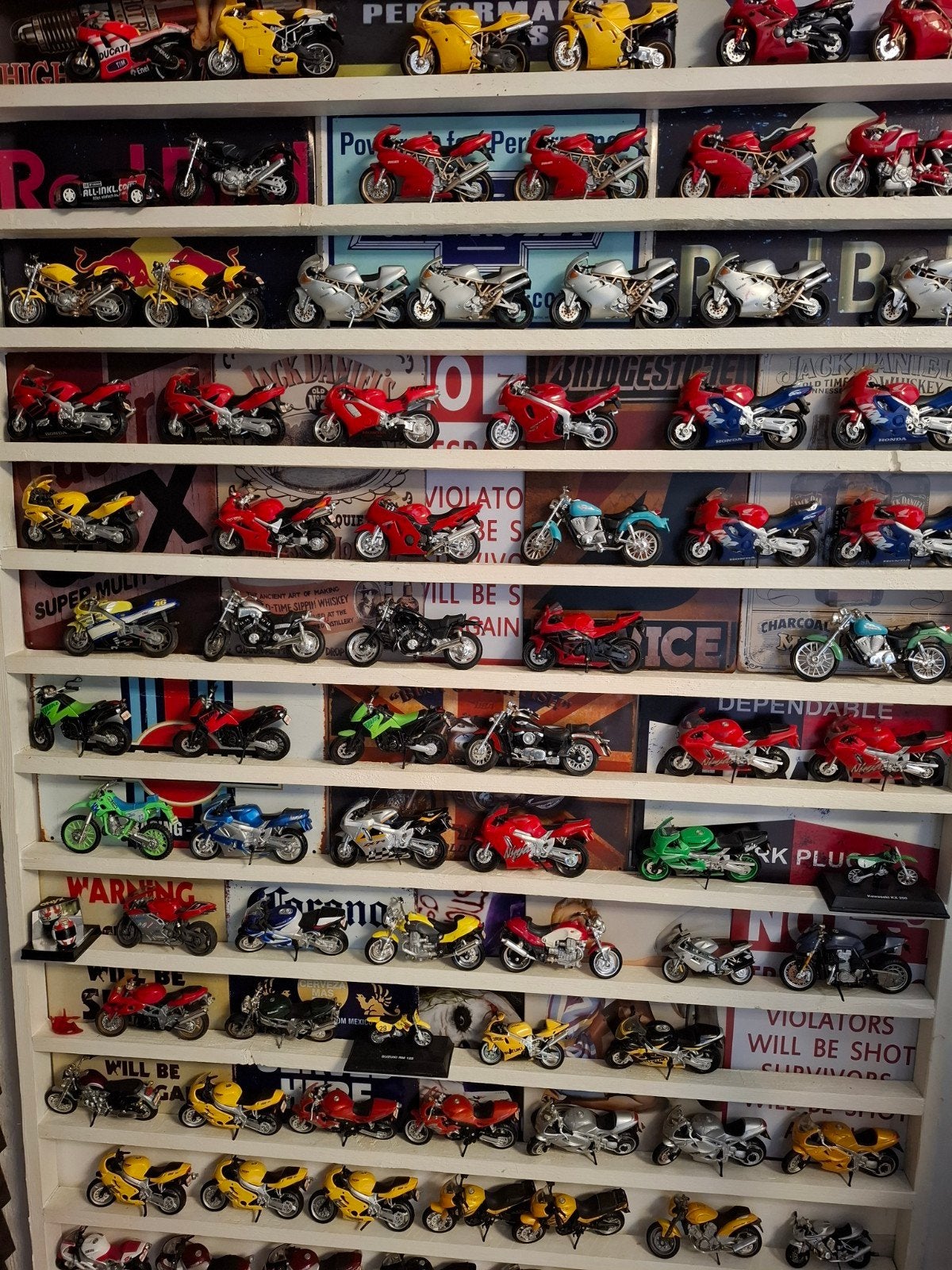collection de moto 1/18 1/24 a la piece ou en lot.