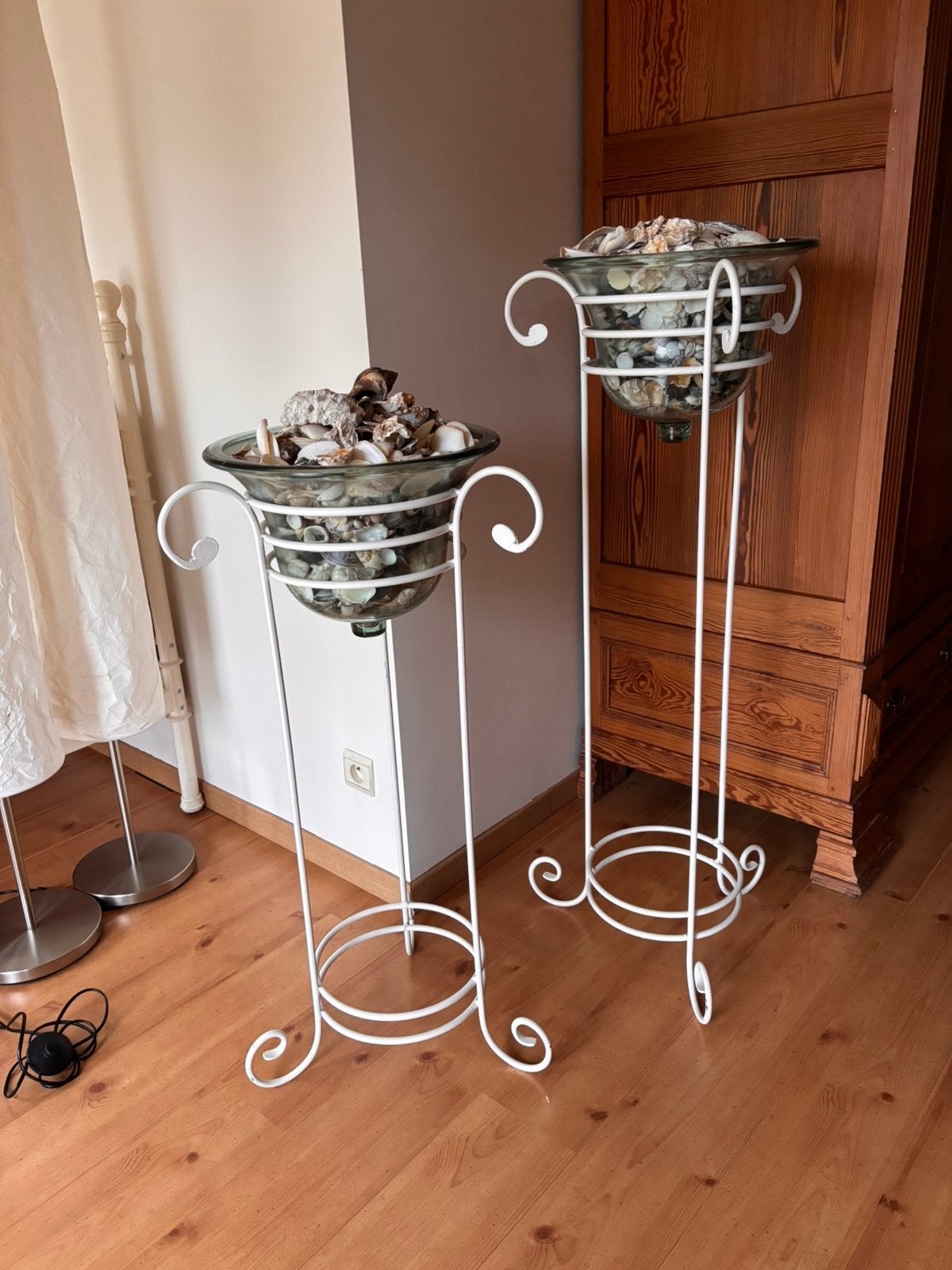twee hoge metalen standaards met glazen kelk/kommen, Huis en Inrichting, Ophalen, Zo goed als nieuw, Wit, Metaal