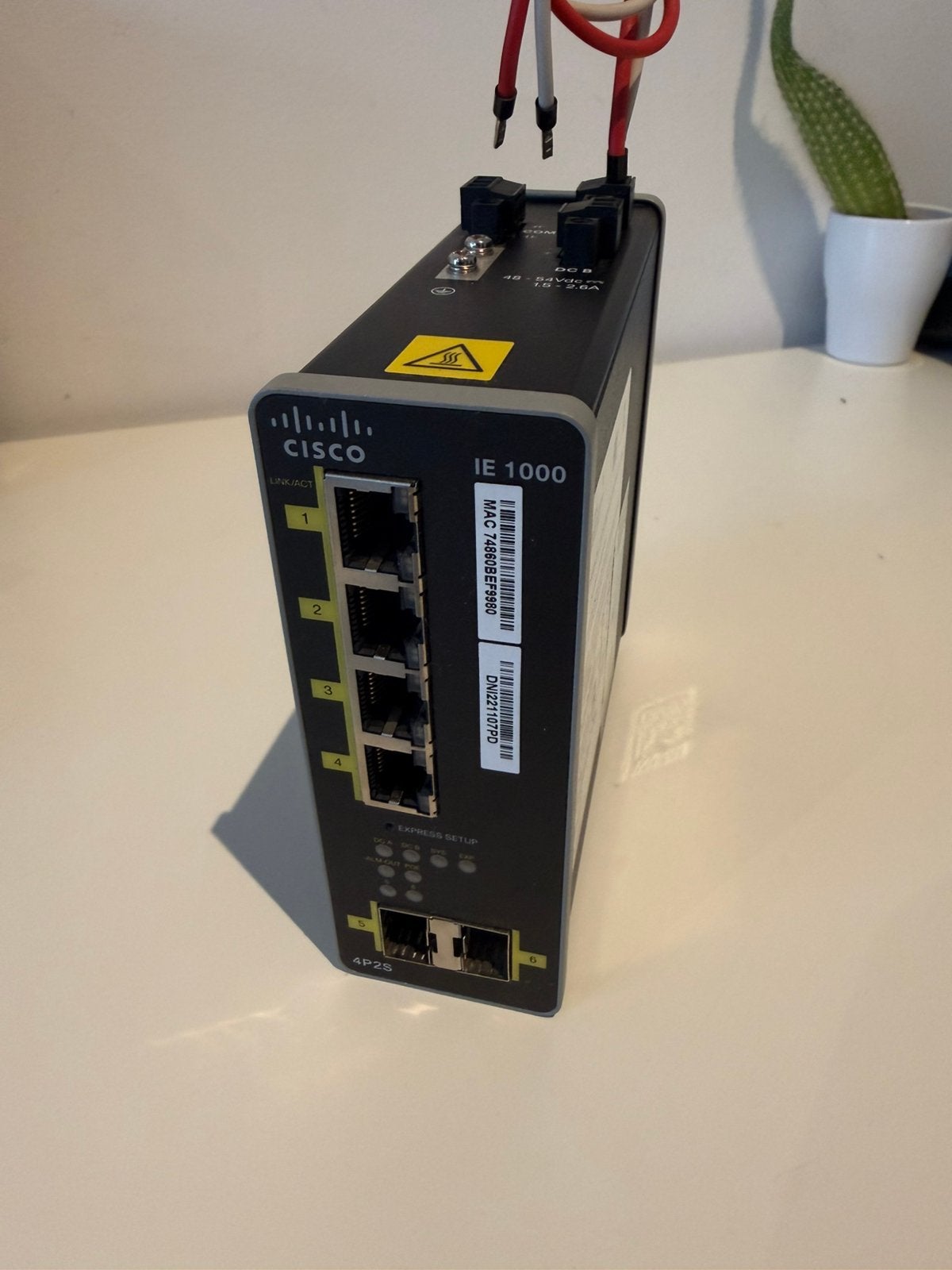 Cisco IE-1000-4P2S-LM Industrial PoE Switch – Bijna nieuw, Enlèvement ou Envoi, Comme neuf