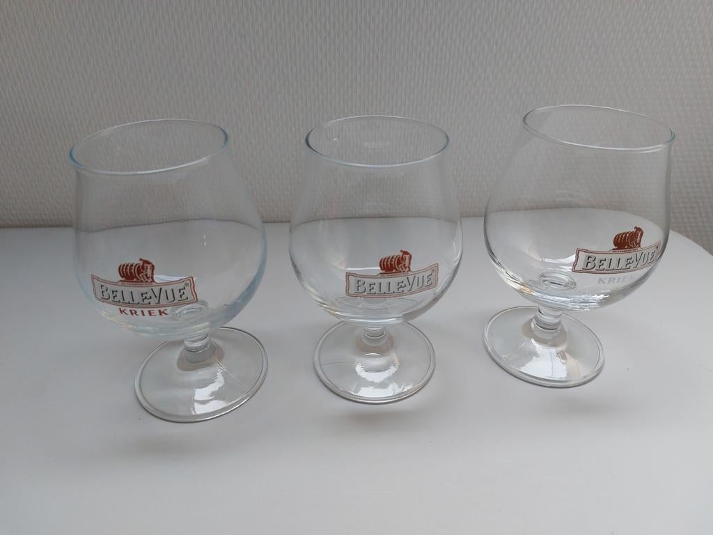 3 verres de cerise Belle-vue, Enlèvement
