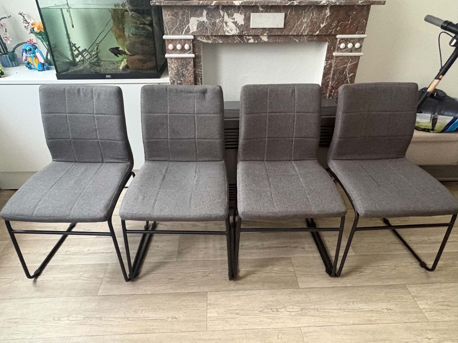 4 eetkamer stoelen grijs zwart, Ophalen, Zo goed als nieuw, Grijs, Stof