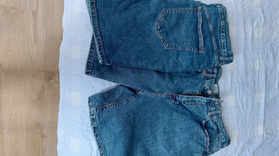 à vendre 2 shorts en jean taille 44, Vêtements | Femmes, Enlèvement, Neuf, Bleu, W33 - W36 (confection 42/44)