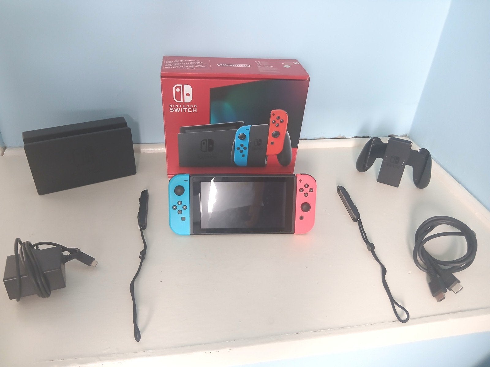 Nintendo switch v2 bon état + accessoires + boite d'origine, Enlèvement, Utilisé, Avec 2 manettes, Switch 2019 Upgrade