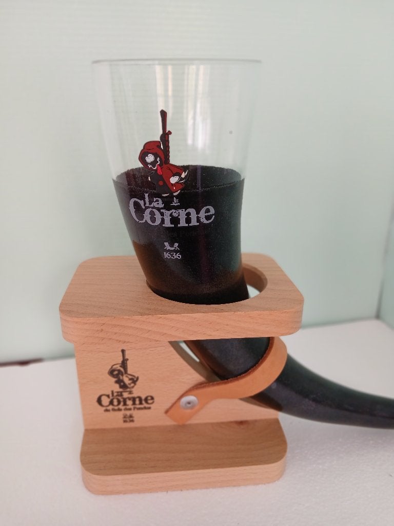 Oude zwarte hoorn uit LA CORNE DU BOIS DES PENDUS, Verzamelen, Biermerken, Ophalen of Verzenden, Zo goed als nieuw, Glas of Glazen