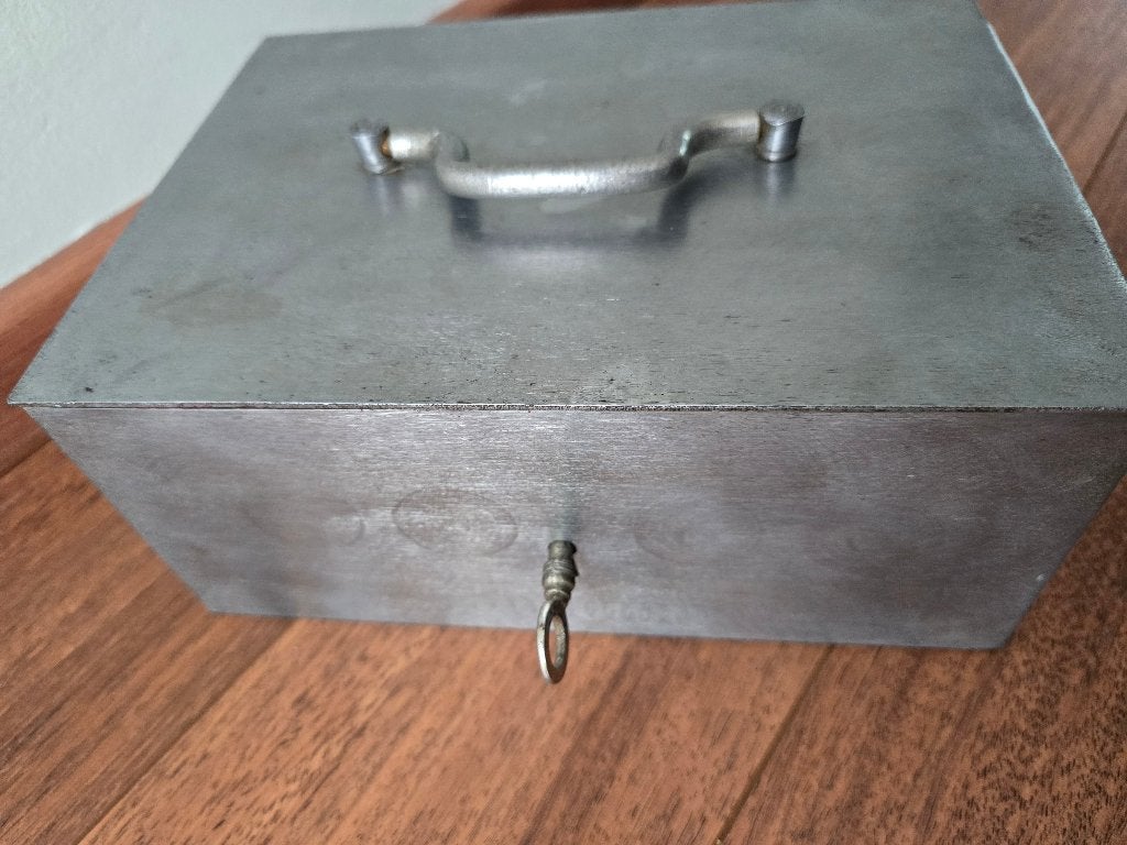 Vintage kluis / metalen koffer met sleutel met gravures, Enlèvement ou Envoi