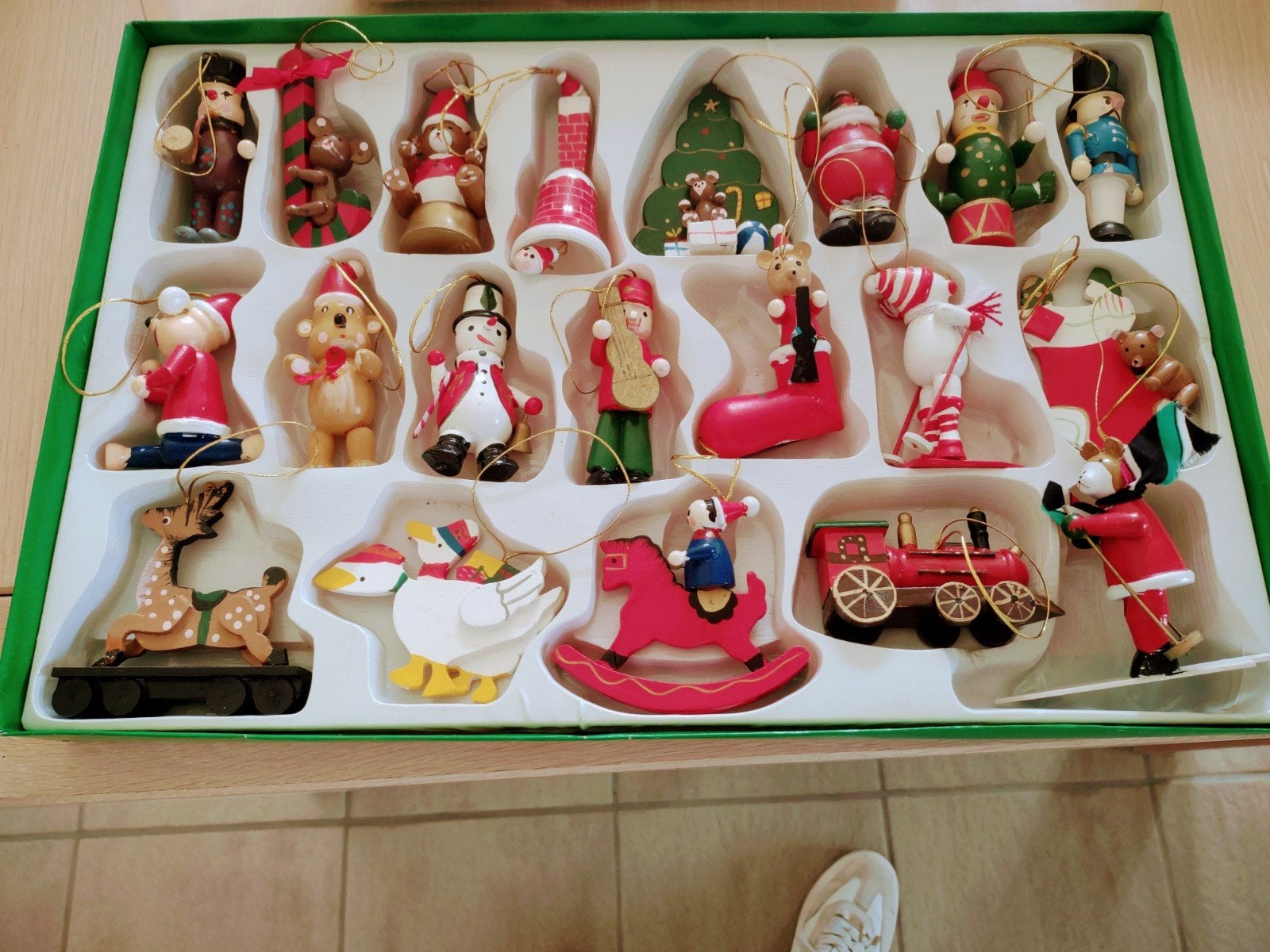 Mooie doos met oude houten figuurtjes., Diversen, Ophalen of Verzenden