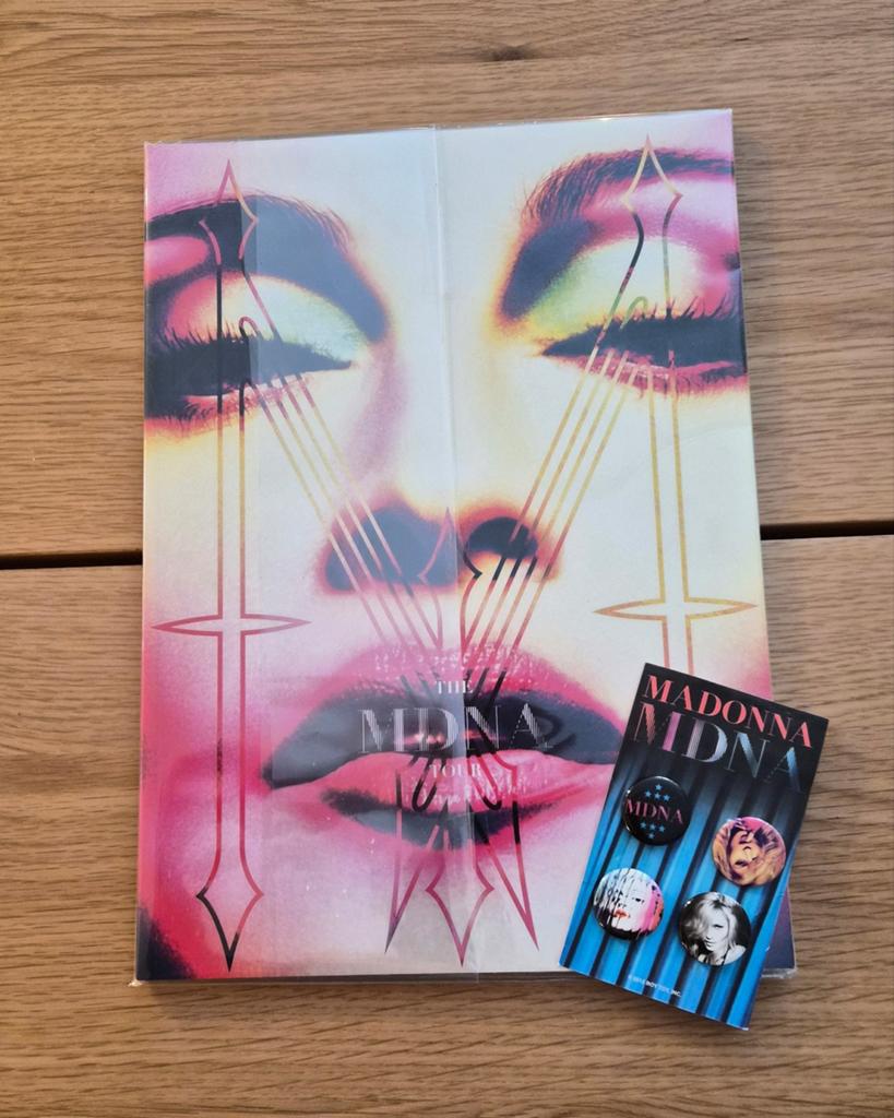 Madonna The MDNA Tour Book + Pin's, Enlèvement ou Envoi, Comme neuf, Musique et Concerts