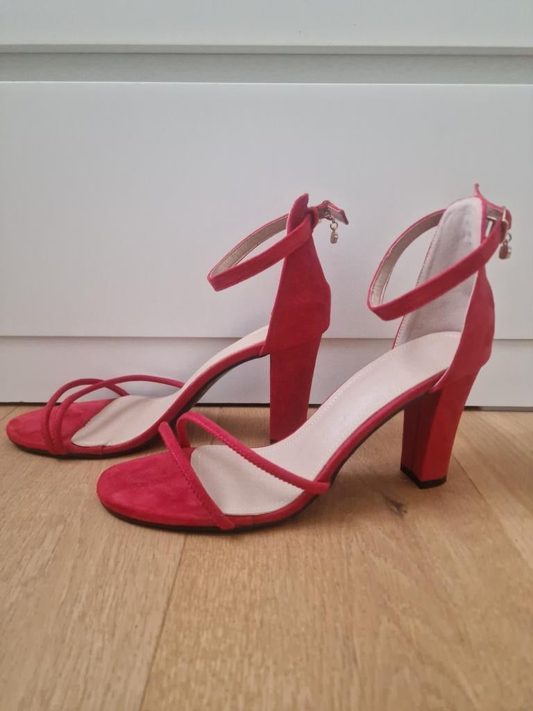 Tekoop high heels, Kleding | Dames, Pumps, Ophalen of Verzenden, Zo goed als nieuw, Rood