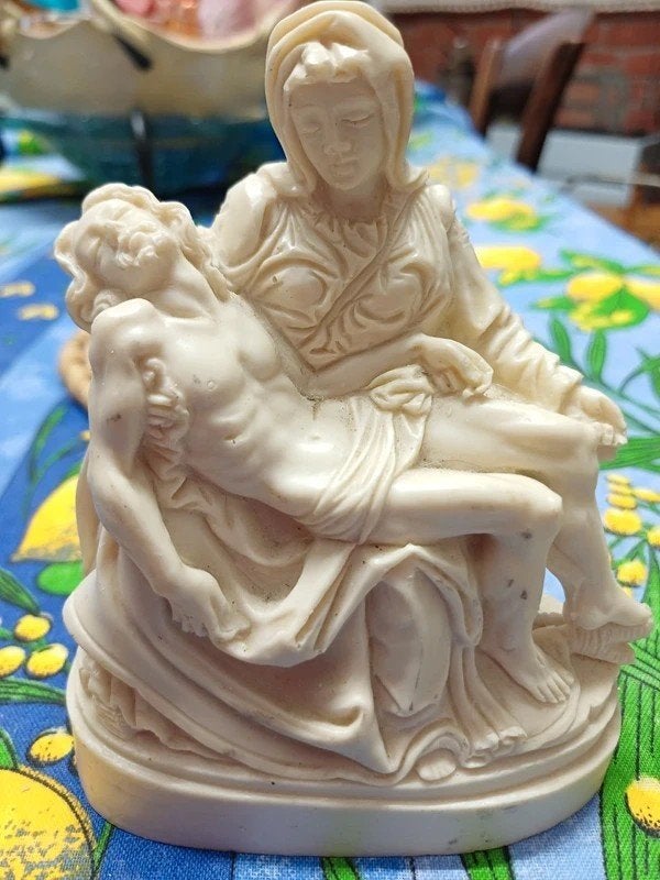 Statue La Pietà de Michel-Ange  - Signée L. Toni Italie, Antiquités & Art, Envoi