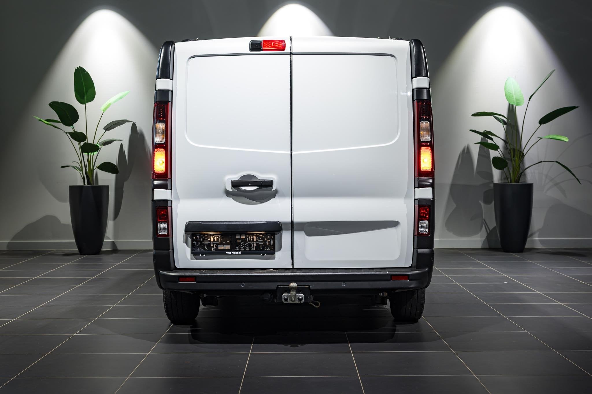 Nissan Primastar L2H1 2.0 dCi 130 N-Connecta 3.0T TREKHAAK |, Auto's, Voorwielaandrijving, 4 deurs, Stof, Gebruikt