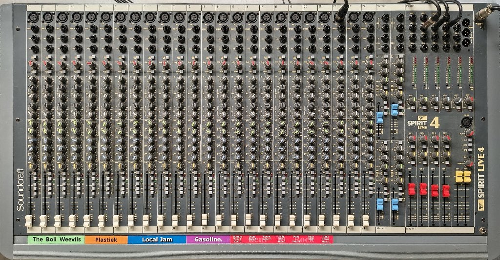 Soundcraft Spirit Live 4 – 24-kanaals mixer + flightcase., Ophalen, Gebruikt, 20 kanalen of meer