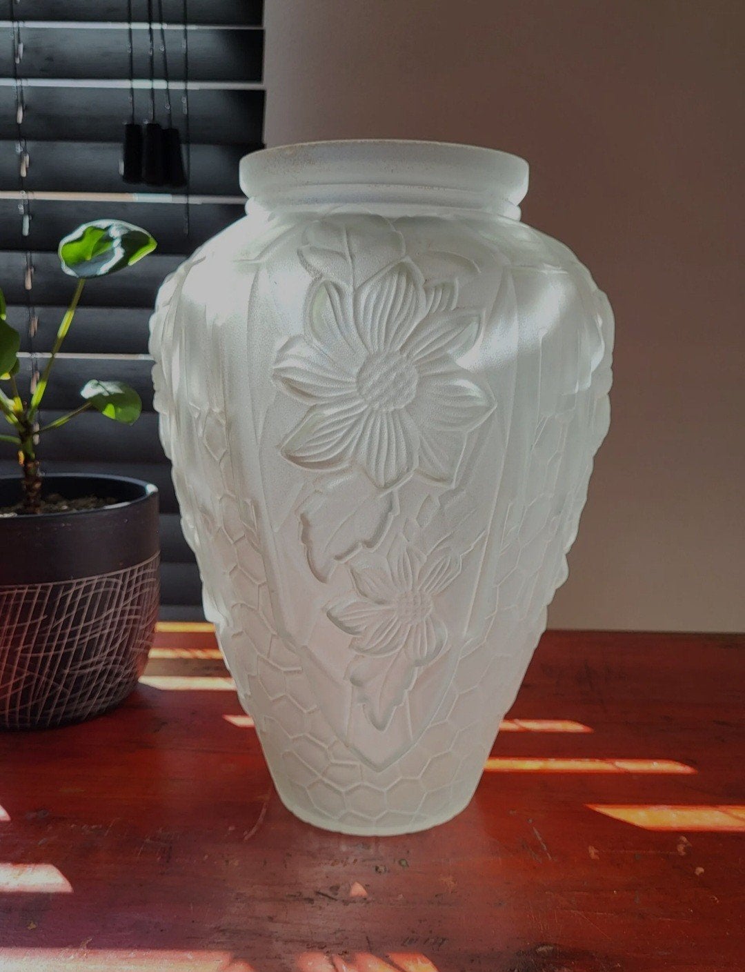 Vase art déco en verre pressé givré à motif floral, France, Antiquités & Art, Enlèvement ou Envoi