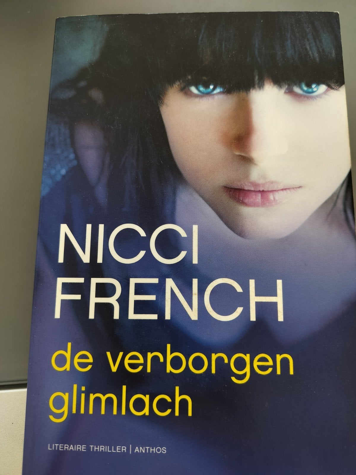 Nicci French - De verborgen glimlach, Enlèvement ou Envoi, Nicci French