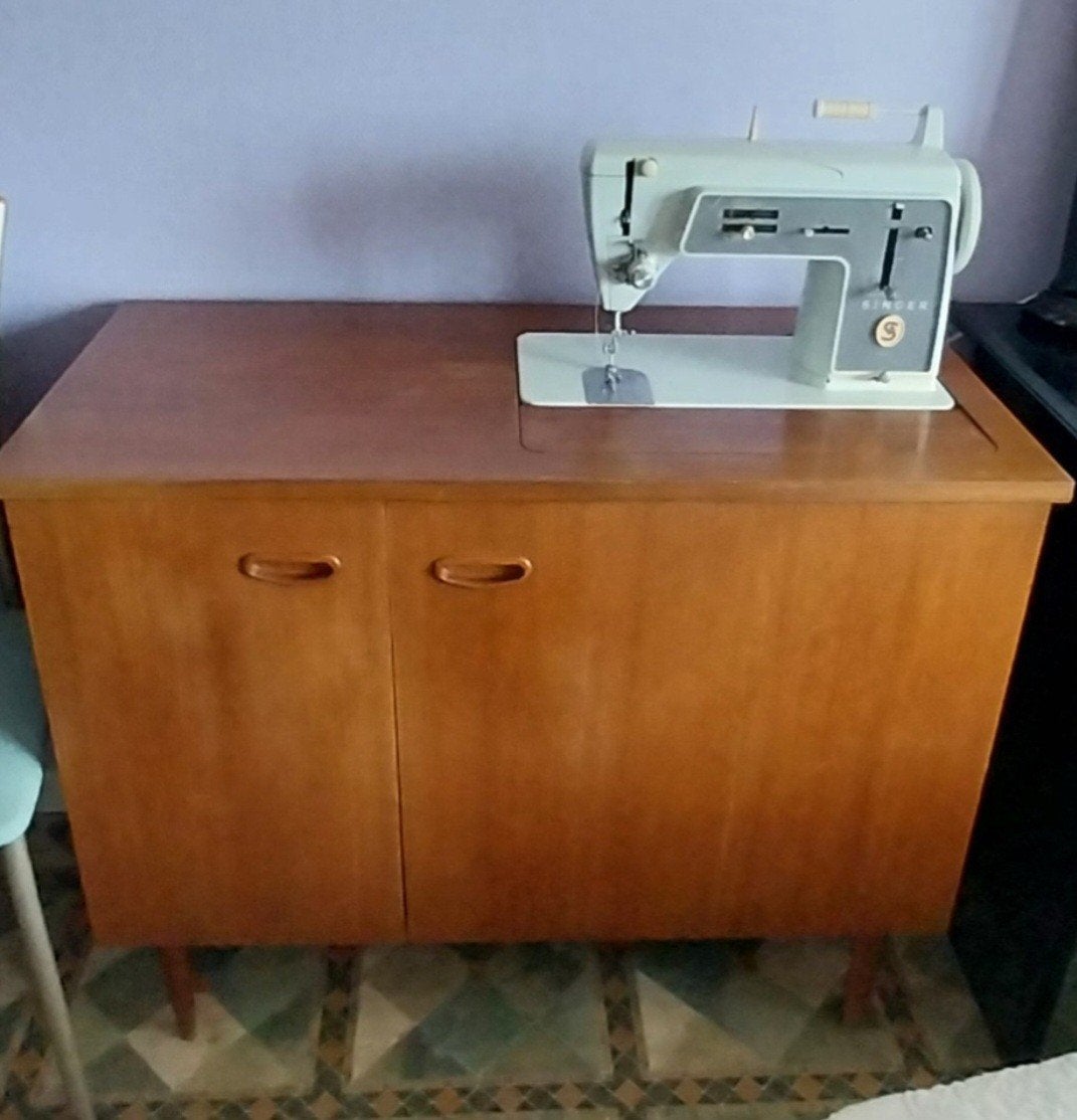 Singer naaimachine in kast, Hobby en Vrije tijd, Naaimachines en Toebehoren, Ophalen, Naaimachine, Singer