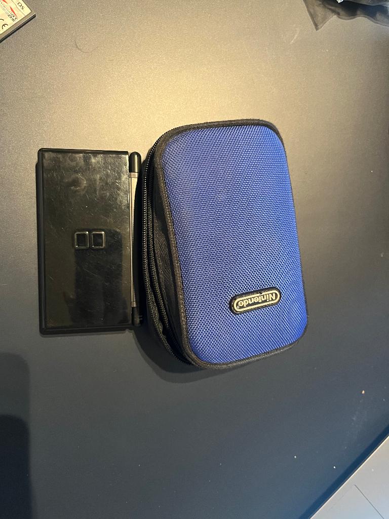 Nintendo DS Lite + hoesje + 8 spellen (Zelda, Mario,...), Games en Spelcomputers, Gebruikt, Zwart, Ophalen of Verzenden, Met beschermhoes of tas