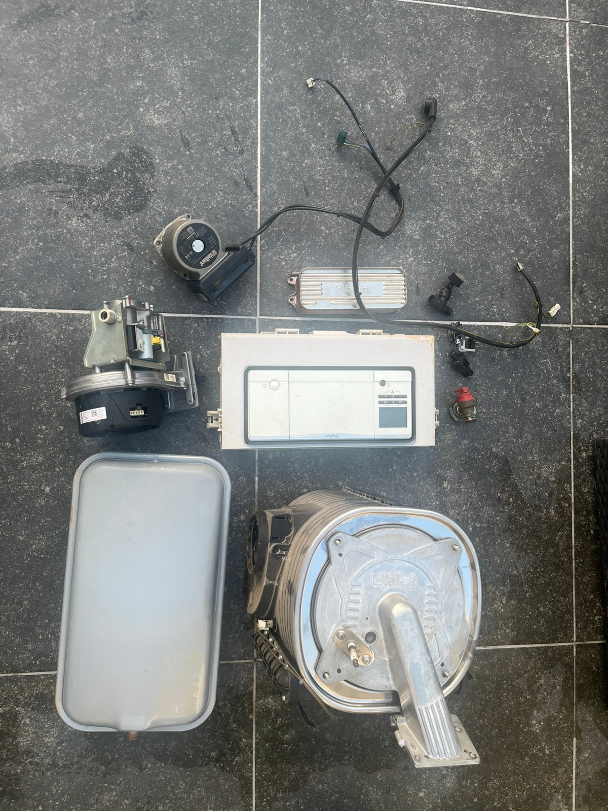 Vaillant CV-ketel Onderdelen: Pomp, Gasblok, Printplaat,Tank, Ophalen, Zo goed als nieuw