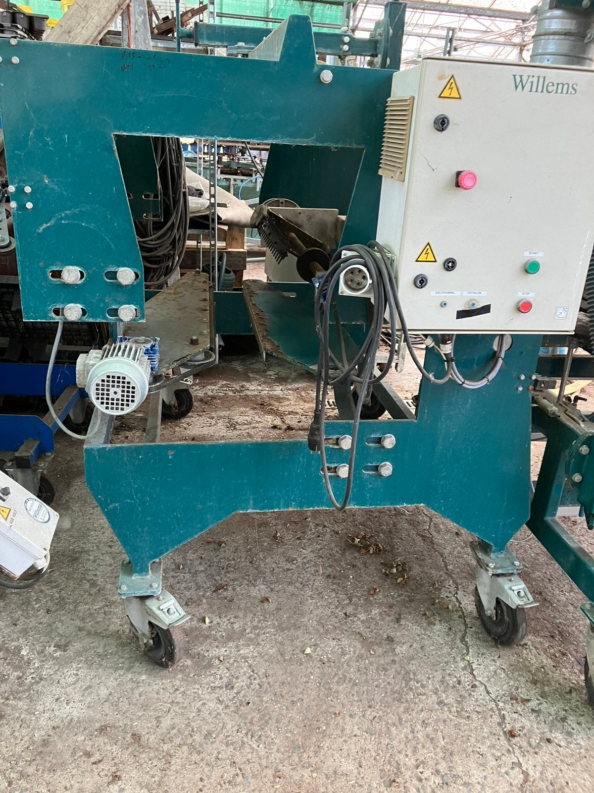 Machine de découpe et d'arrondissage Willems Engineering, Enlèvement