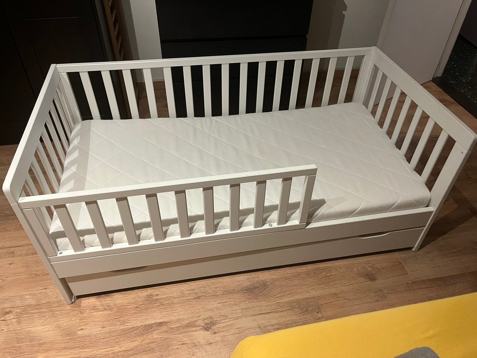Peuterbed 70x 140, Kinderen en Baby's, Kinderkamer | Bedden, Ophalen, Zo goed als nieuw, Matras