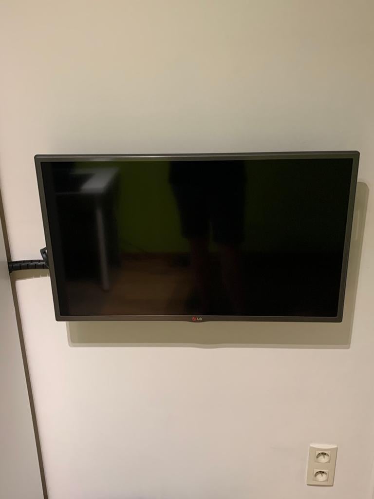 LG flatscreen tv 32 inch met muurbeugel en afstandsbediening, TV, Hi-fi & Vidéo, Télévisions, Enlèvement, Comme neuf, LG