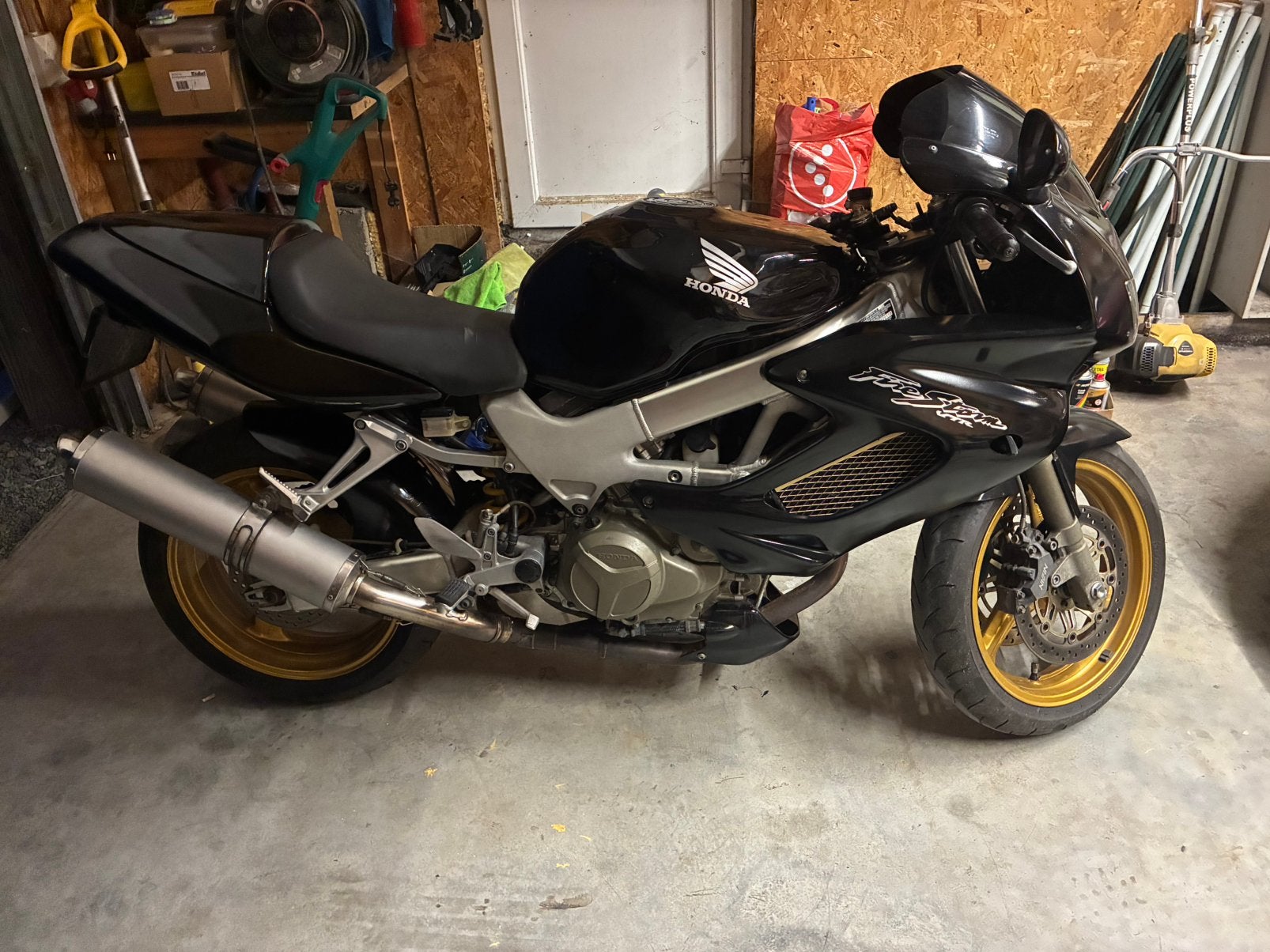 Propere zwarte Honda VTR 1000 F Firestorm (2004) – V-Twin, Motoren, 2 cilinders, Motorrijbewijs A, Gebruikt, Particulier