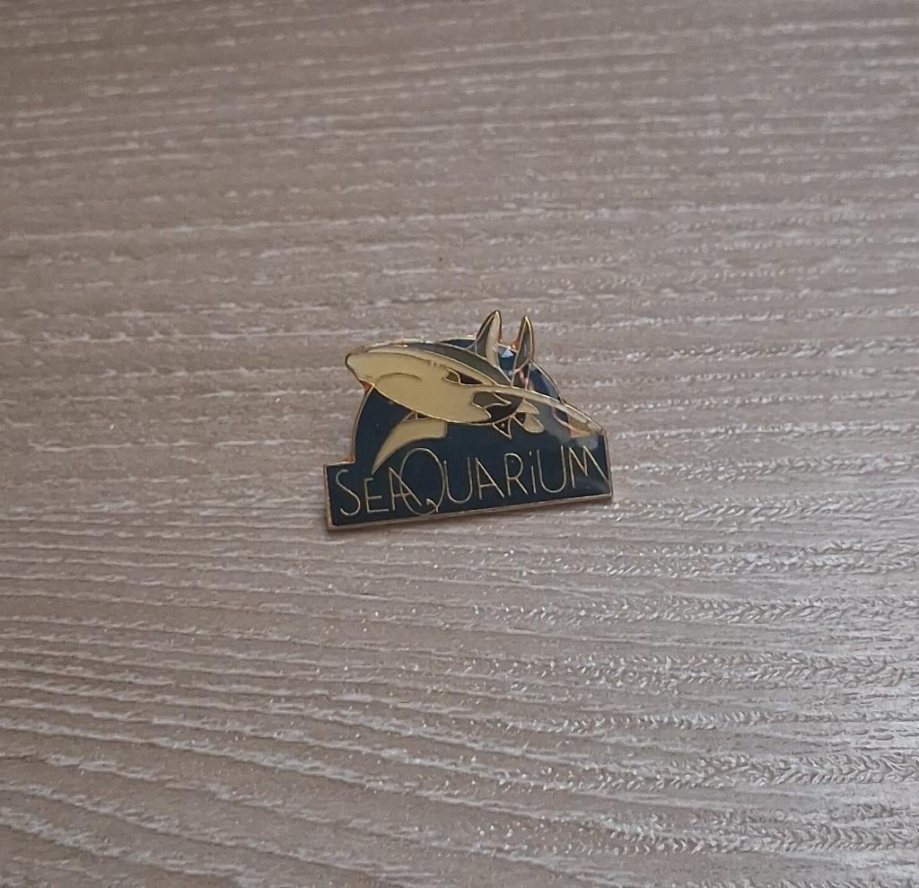 PIN - SEAQUARIUM - HAAI - REQUIN - SHARK, Envoi, Utilisé, Animal et Nature, Insigne ou Pin's