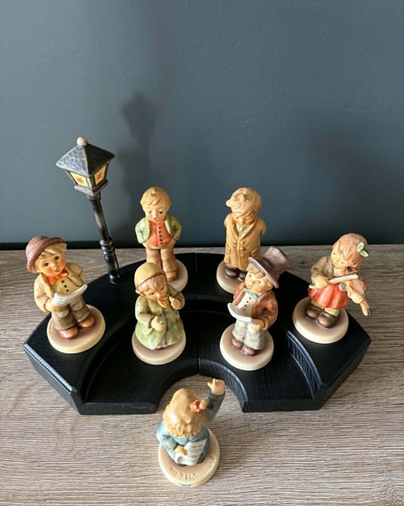 Hummel Goebel koor met beeldjes, podium en lantaarn, Verzamelen, Ophalen of Verzenden, Zo goed als nieuw, Hummel