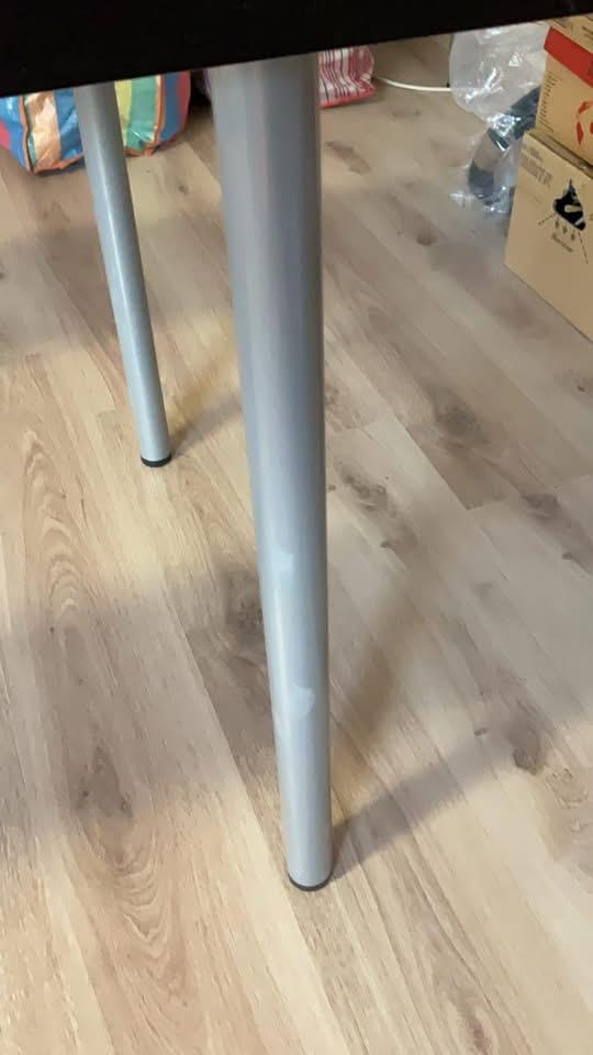 Pieds de table, Enlèvement, Comme neuf