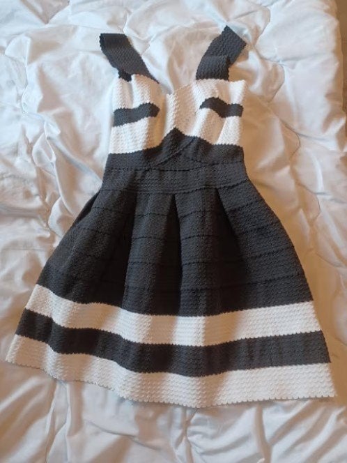 une robe de soirée pour la fille 12-13 ans, Enlèvement ou Envoi, Fille