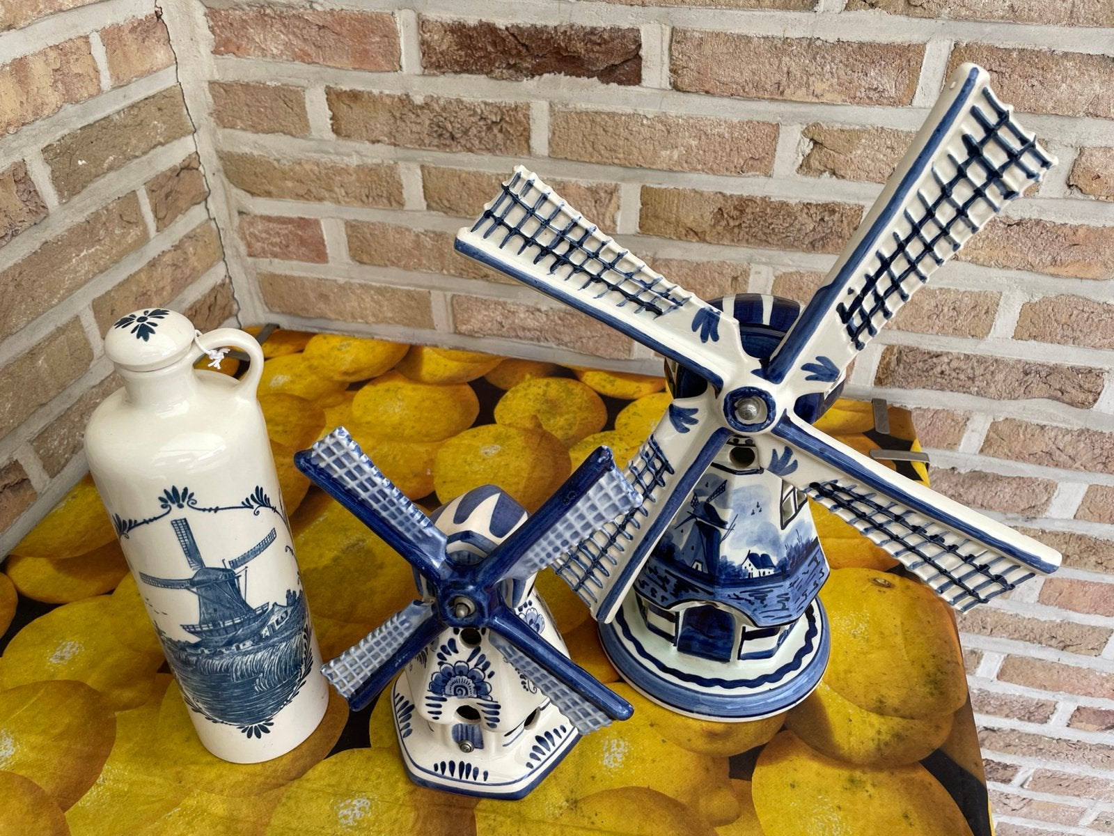 Moulins à vent et cruche., Enlèvement