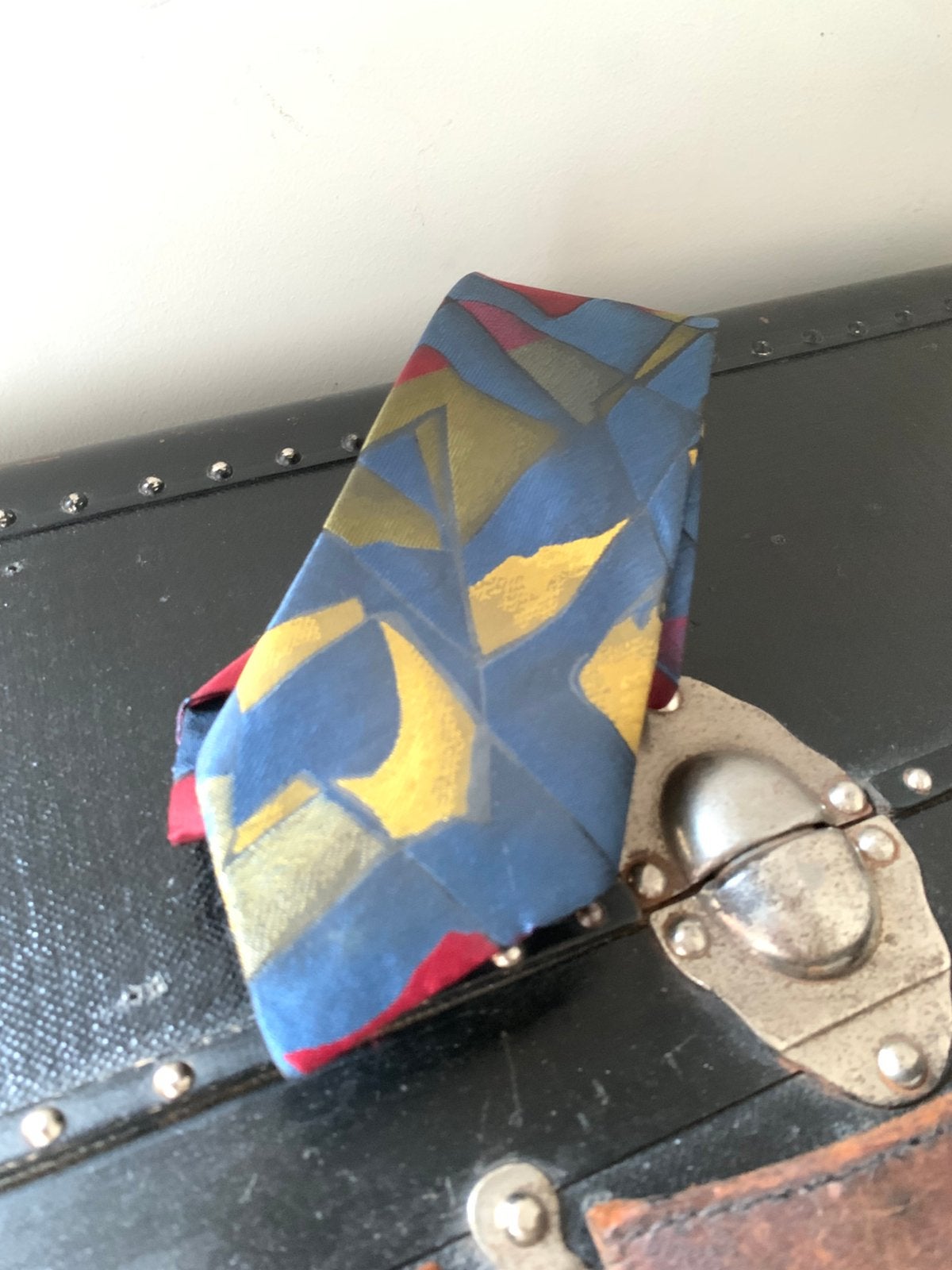 Cravate vintage Made In France - Motif géométrique abstrait., Ophalen of Verzenden, Zo goed als nieuw, Blauw