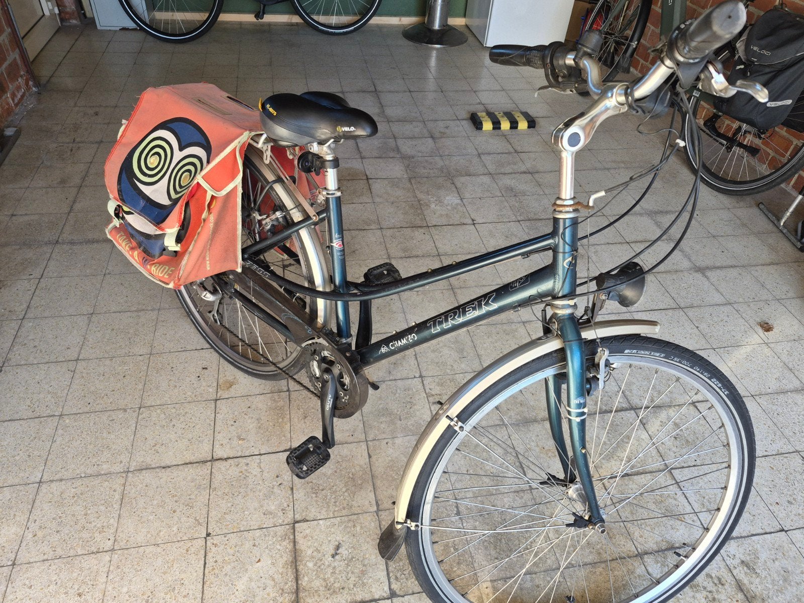 Damesfiets TREK, met 18 versnellingen en fietstassen,., Fietsen en Brommers, Ophalen, Gebruikt, Velgrem, 15 tot 20 versnellingen