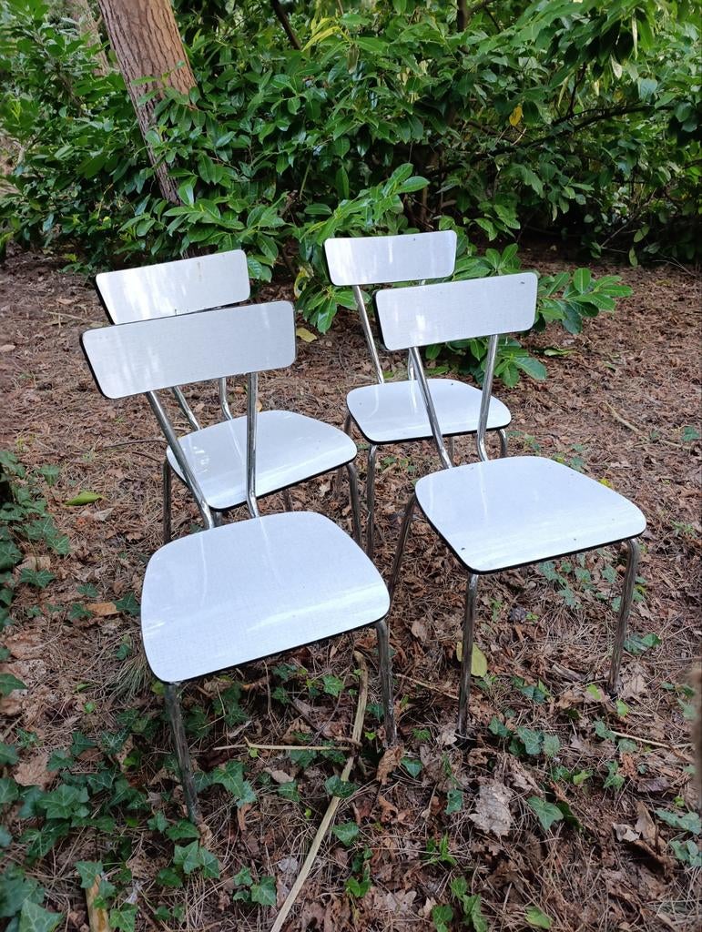 4 gelijke stoelen, Ophalen